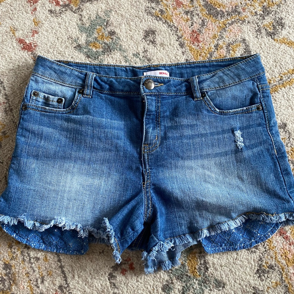 Bongo size 9 denim Jean shortie shorts. Distressed with exposed pockets